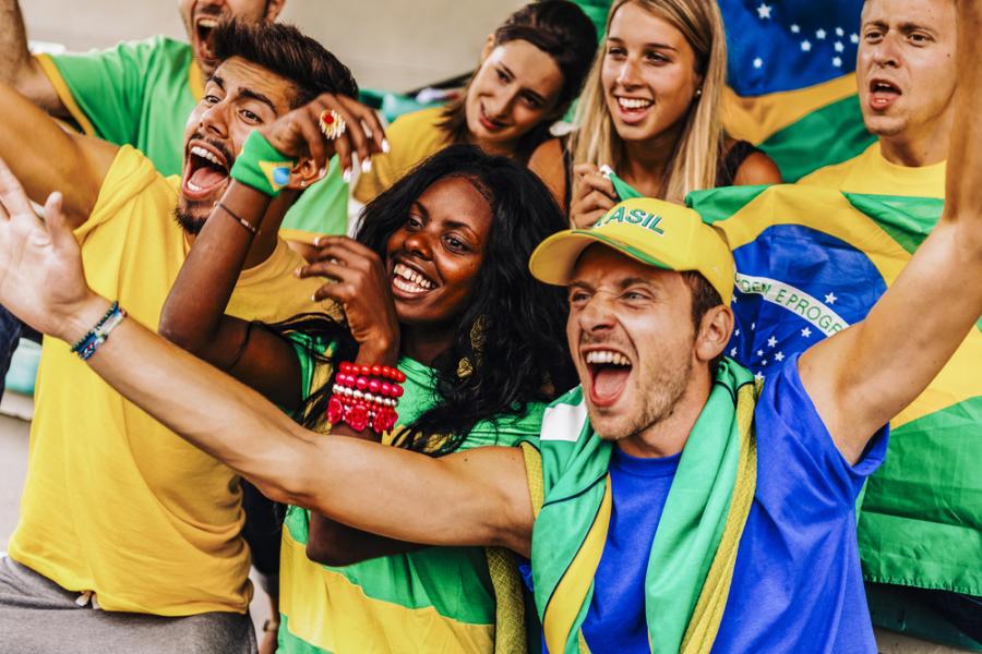 pessoas com as cores da bandeira do brasil nas roupas felizes-Copos da Torcida-Assaí Atacadista