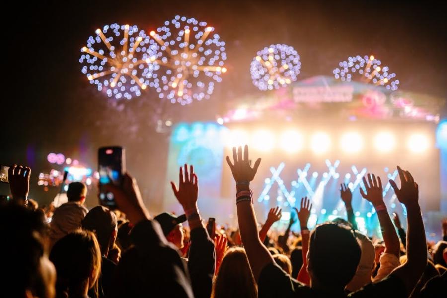 pessoas com os braços levantados se divertindo em um show - festivais musicais - Assaí Atacadista