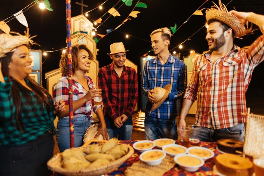 pessoas com trajes de São João em uma festa - Assaí Atacadista - dicas de segurança