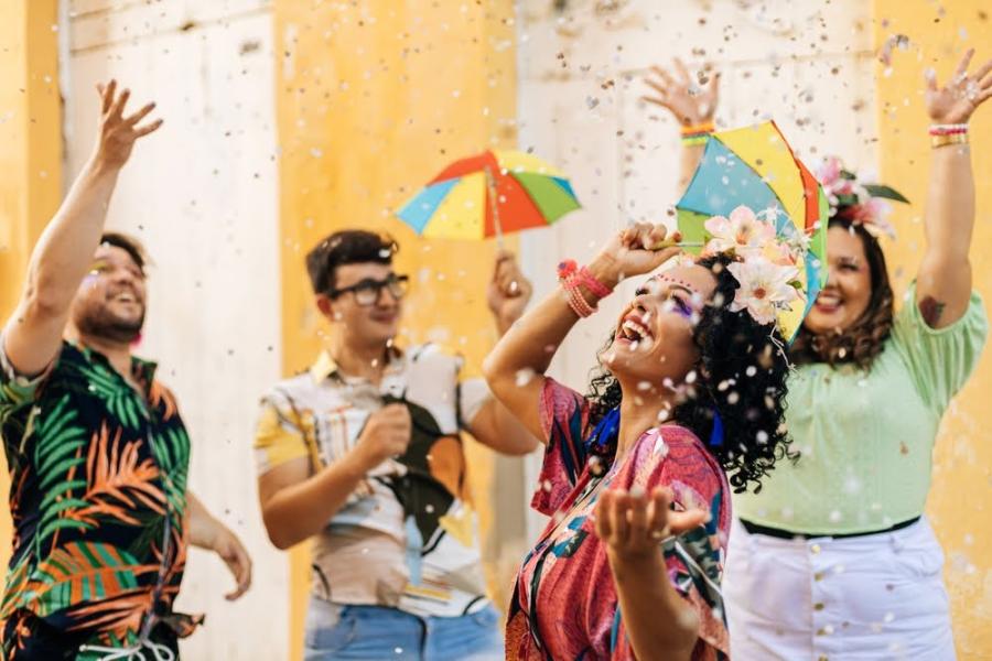 pessoas comemorando Carnaval na rua - Assaí Atacadista