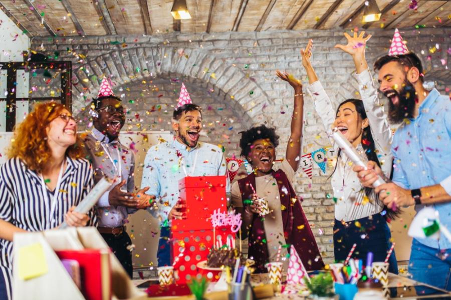 pessoas comemorando o aniversário do assaí atacadista