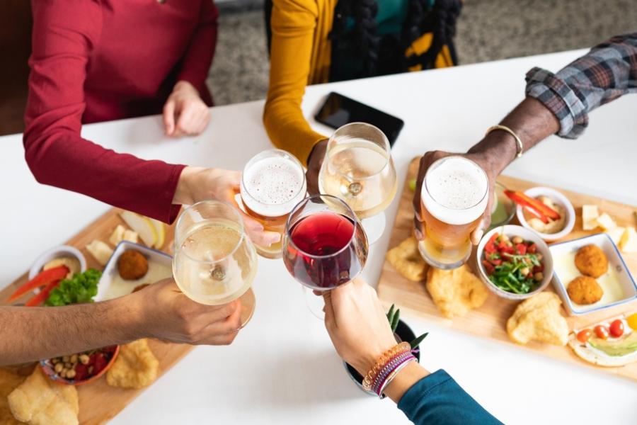 pessoas diversas brindando com bebidas diferentes - bebidas e comidas que combinam - assaí atacadista