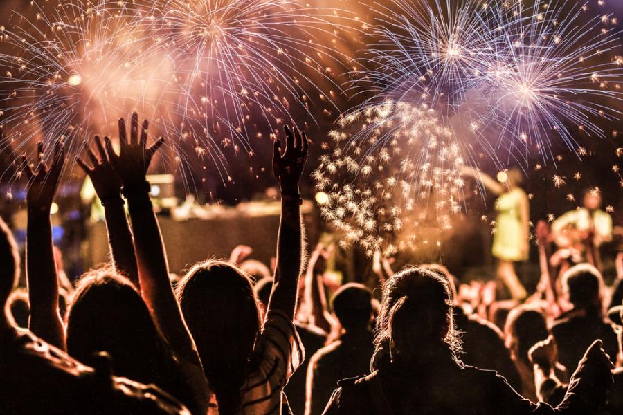 pessoas em uma festa da virada vendo um show de fogos de artificio de ano novo - assaí atacadista