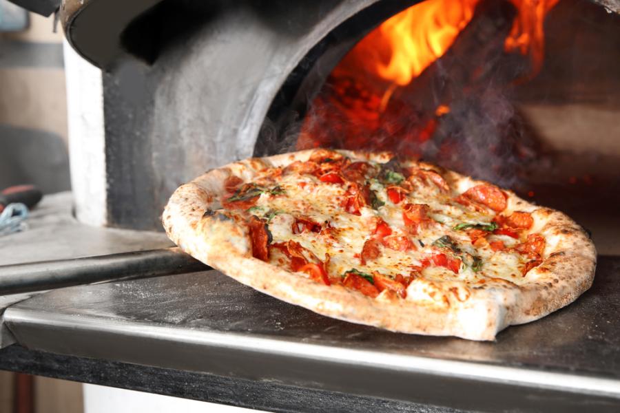 pizza saindo de um forno a lenha - Assaí Atacadista - dia da pizza