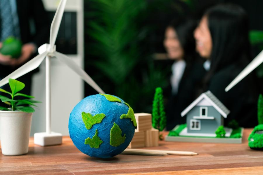 planeta terra em miniatura com outros elementos representando natureza - empreendedorismo social - Assaí Atacadista