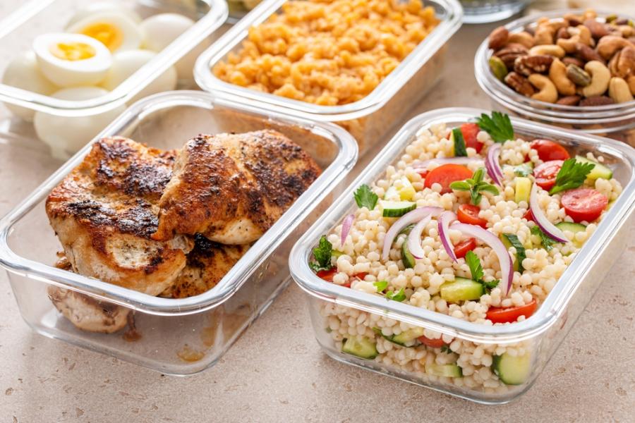 potes de vidro abertos com alimentos diversos - marmitas semanais - Assaí Atacadista - Imagem Shutterstock