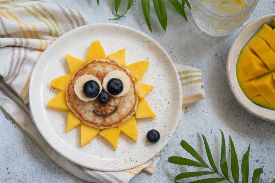 prato com alimentos no formato de um sol sorrindo - Assaí Atacadista - Bom-humor