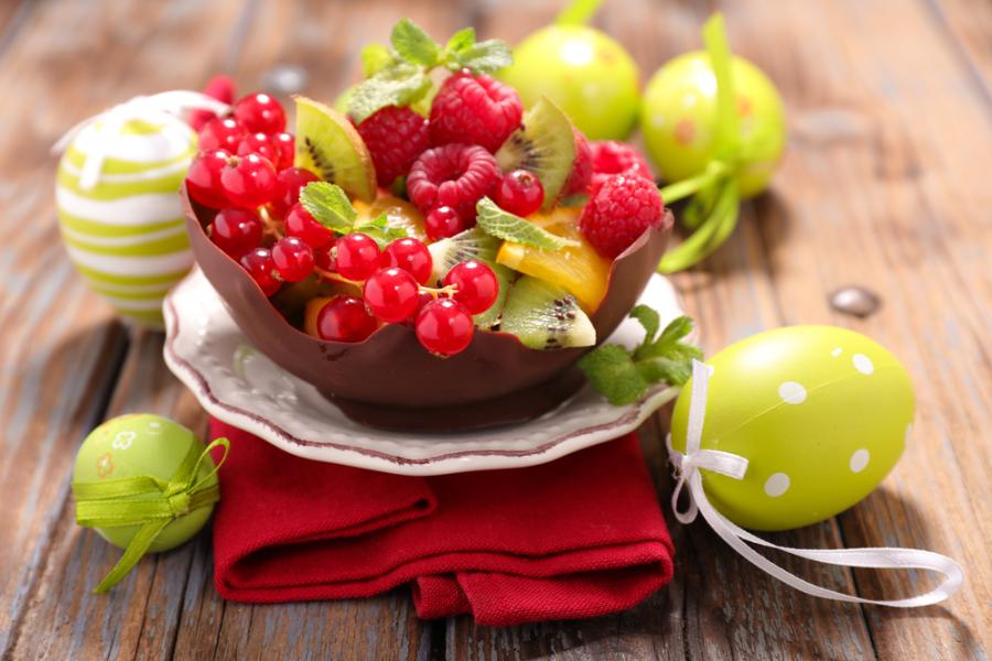 prato com ovo de páscoa aberto com frutas e pequenos ovos de páscoa em volta - receitas com frutas - Assaí Atacadista - Imagem Shutterstock