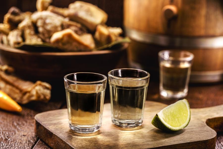 copos com cachaça e um pedaço de limão - Receita de Cachaça - Assaí Atacadista