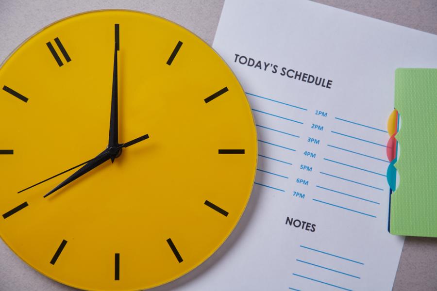 relógio de ponteiro amarelo com papel atrás - economia de tempo - Assaí Atacadista