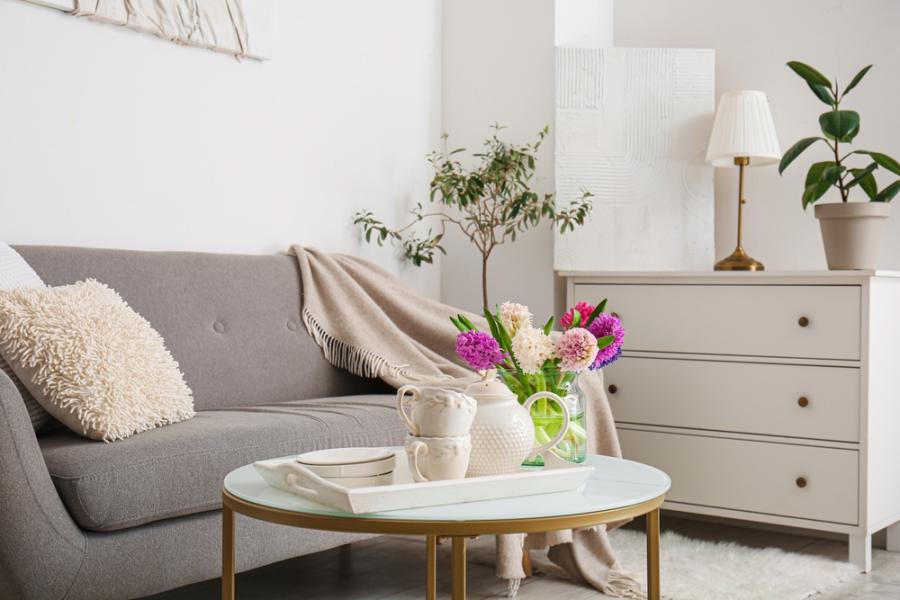 sala organizada com vasos de flores e plantas em cima dos móveis - organização da casa - Assaí Atacadista