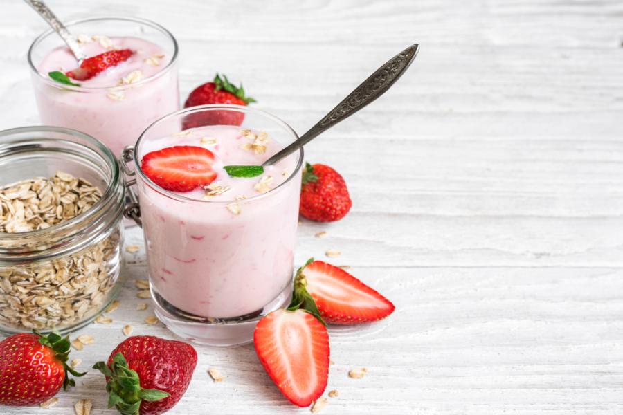 iogurte de morango com pedaços e um pote de aveia - beneficios do iogurte - Assaí Atacadista