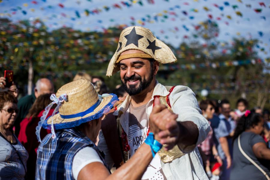 pessoas dançando em uma festa de são joão - assaí atacadista