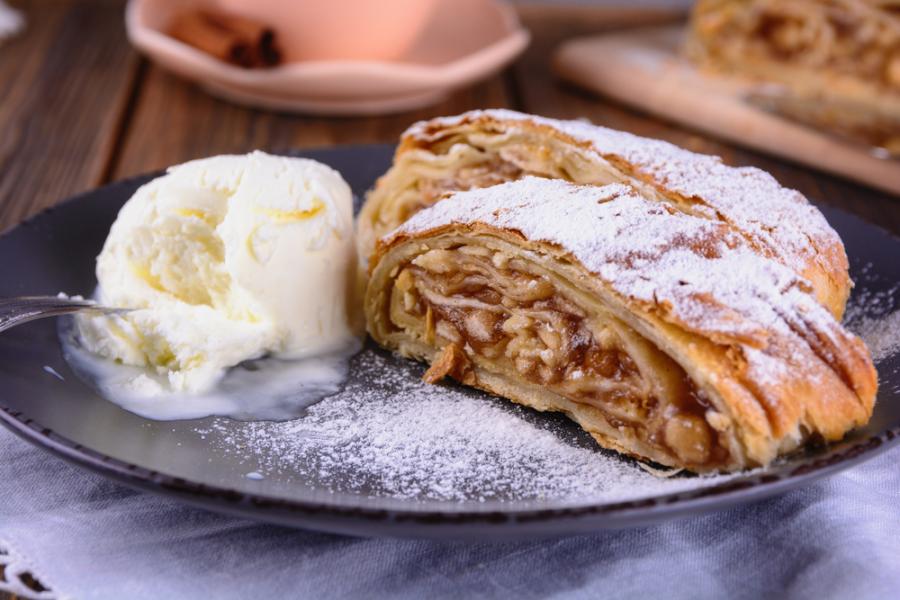 strudel com sorvete e açúcar polvilhado - sobremesas de outono - Assaí Atacadista