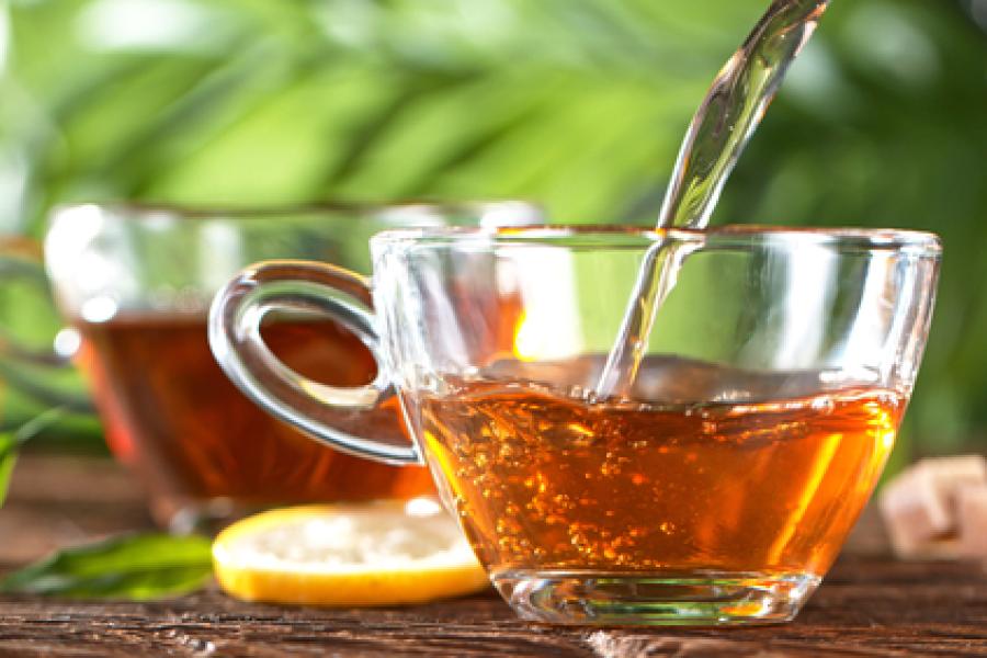 chá sendo despejado em uma xícara transparente - chás - Assaí Atacadista