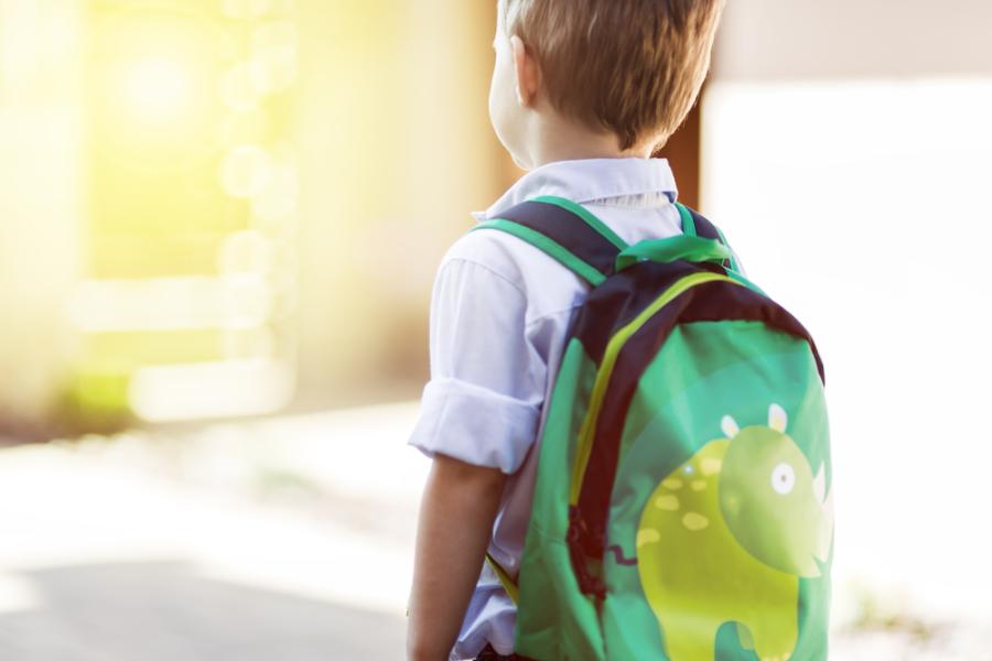 criança com mochila nas costas - tamanho de mochila ideal - assaí atacadista