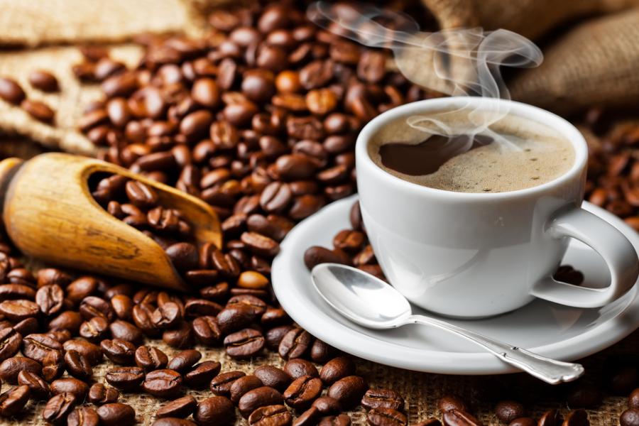 xícara de café com grãos do lado - mitos sobre o café - Assaí Atacadista