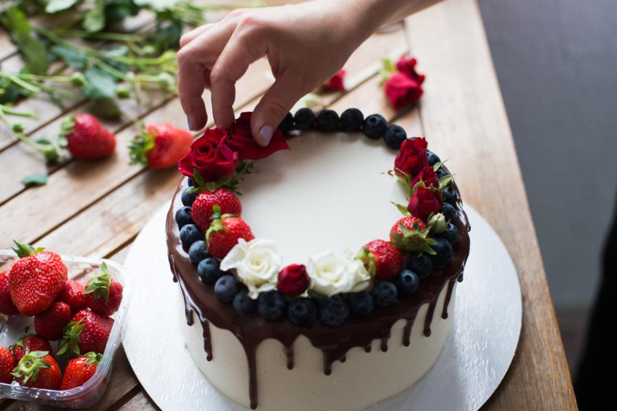 pessoa branca decorando um bolo - decoração de bolos - assaí atacadista