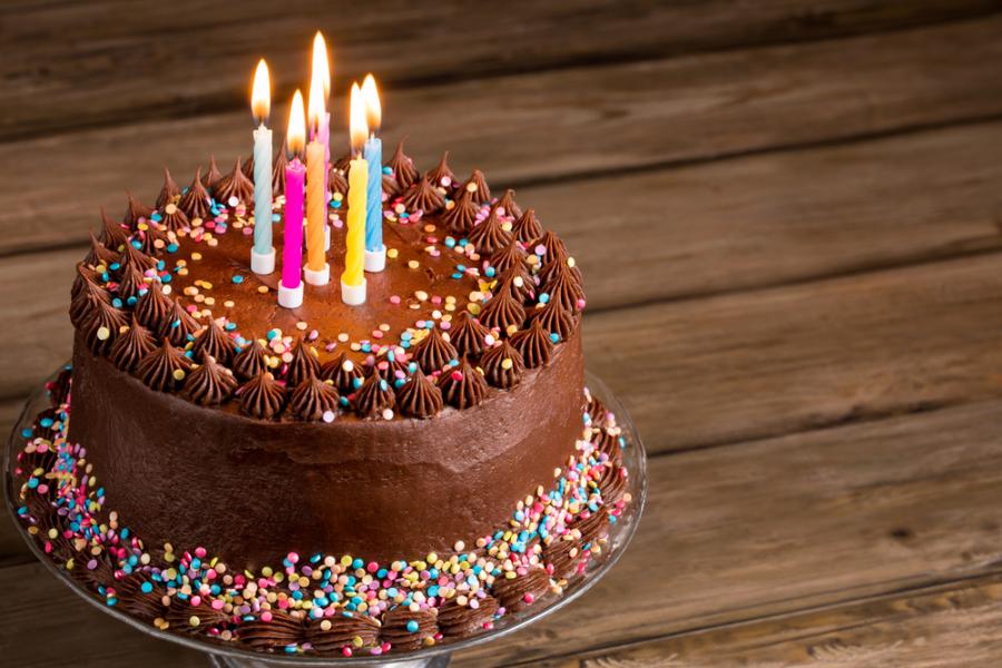 Bolo de aniversário  Bolos de aniversário, Decoração do bolo de aniversário,  Bolo de aniversario adulto