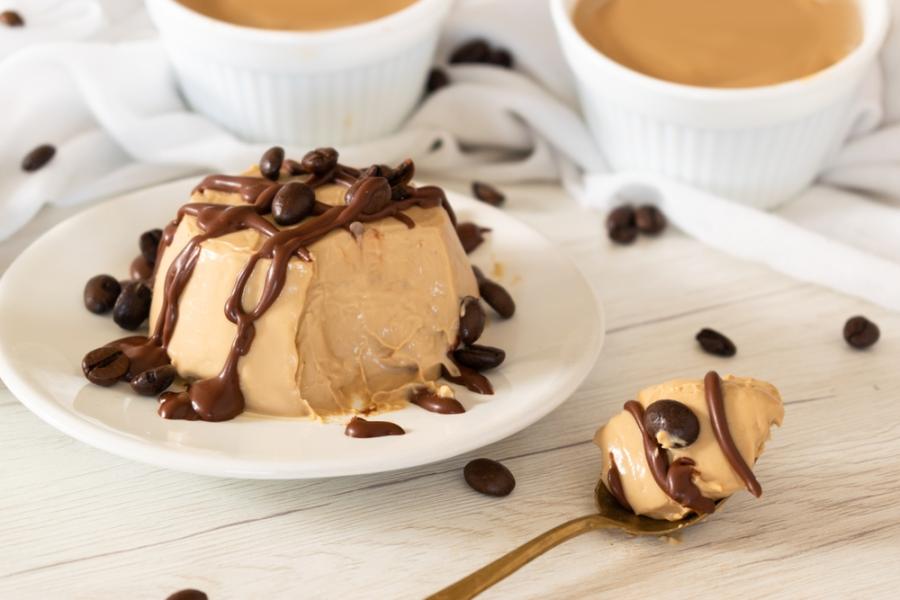 sobremesas com café em um prato com uma colher-Assaí Atacadista