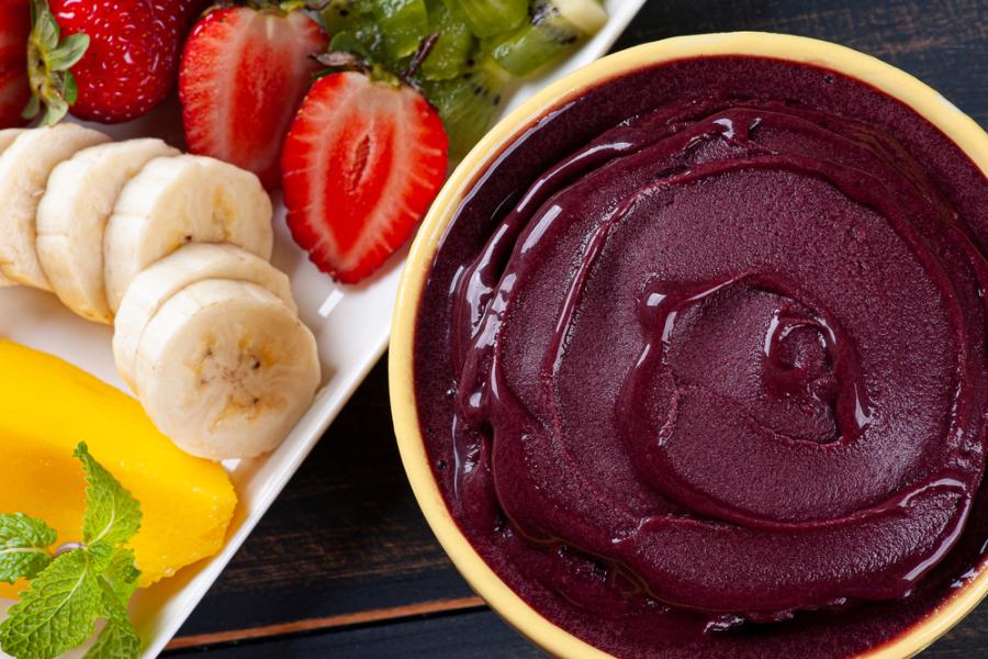 tigela de Açaí com um prato com frutas cortadas - receitas de Açaí - Assaí Atacadista