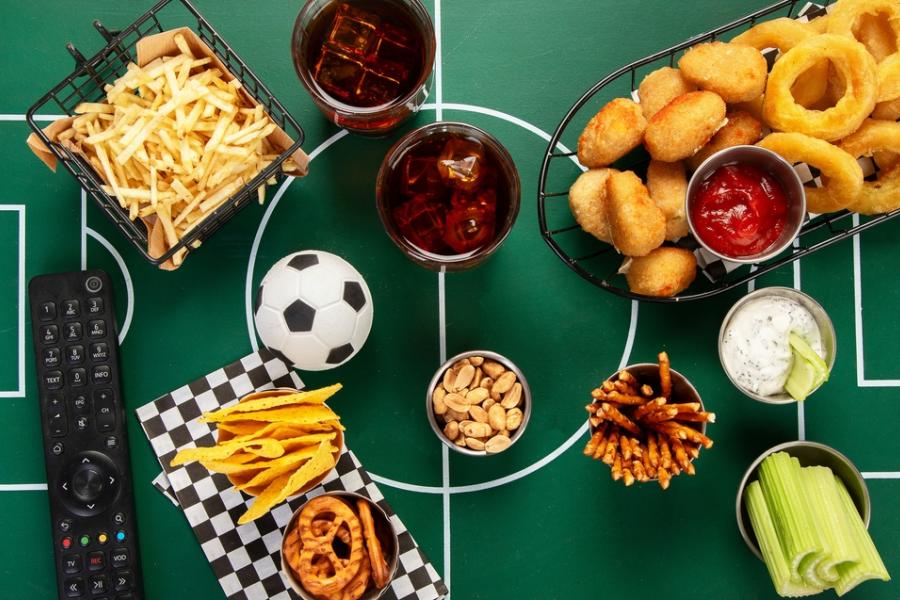 toalha de campo de futebol com uma mini bola, bebidas e petiscos de estádio em tigelas-Assaí Atacadista