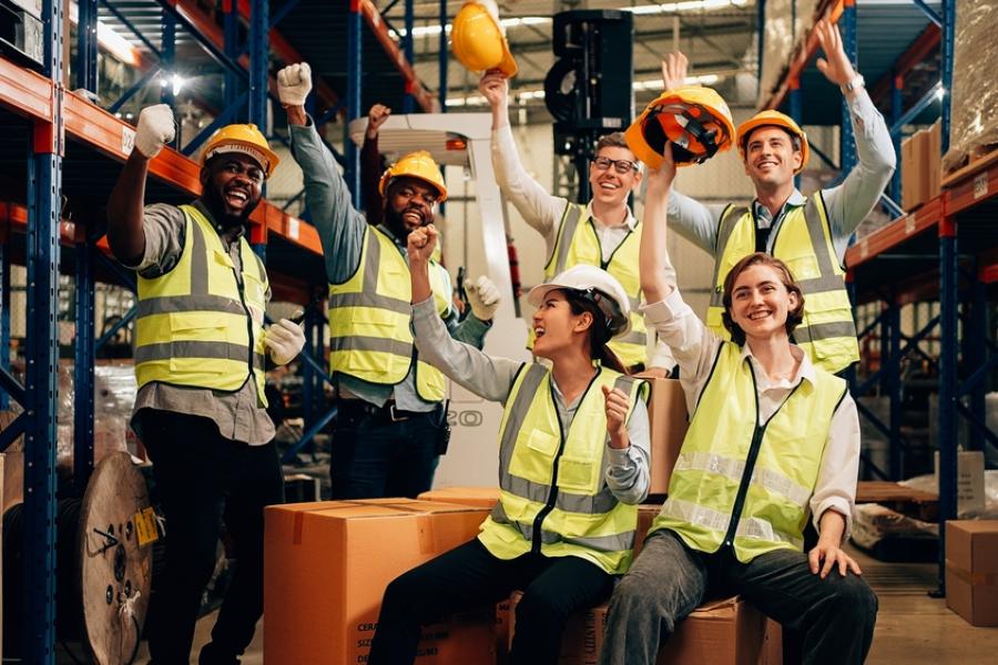 trabalhadores com equipamento de segurança - segurança no trabalho - assaí atacadista