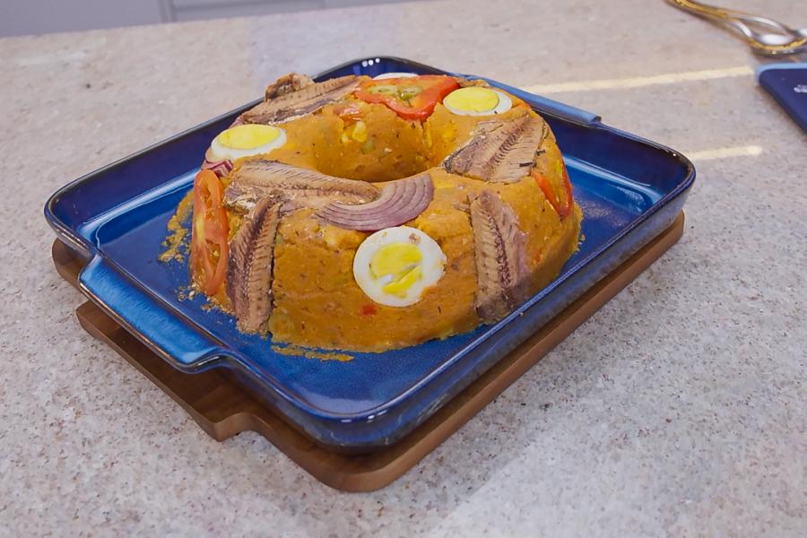 travessa azul com cuscuz paulista-Cozinha Assaí Atacadista-Gomes da Costa