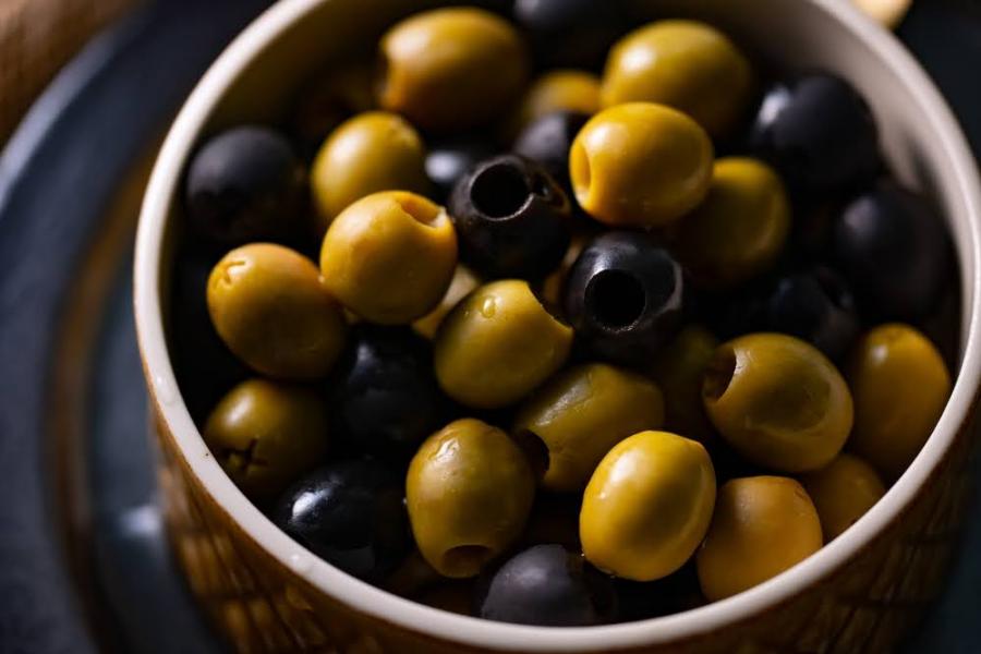 tigela com azeitona verde e roxa - Raiola - fornecedores do Assaí Atacadista