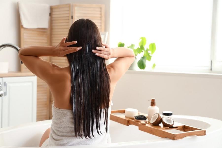 mulher com cabelo longo em um banheiro-unilever-linha Seda Mega Crescimento-Assaí Atacadista