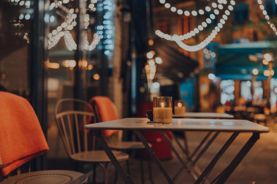 restaurante aconchegante no inverno com uma vela em cima da mesa - Assaí Atacadista