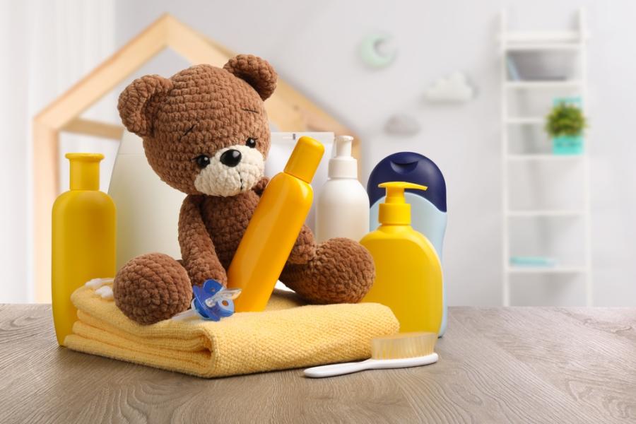 ursinho marrom com produtos para bebês em volta - Assaí Atacadista