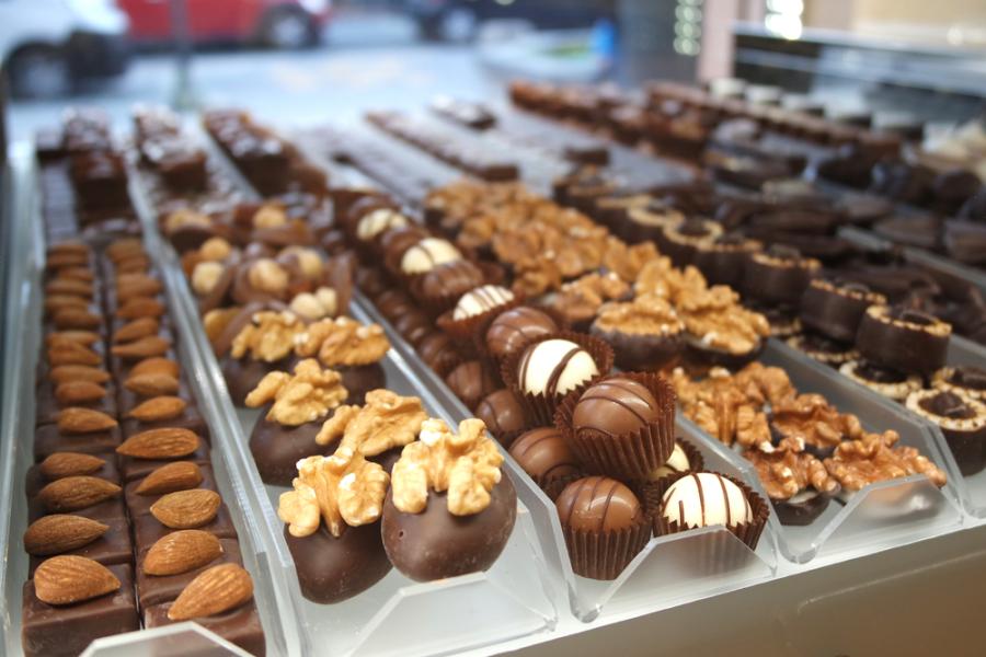 vitrine com chocolates enfileirados de diversos formatos, cores e tamanhos - mercado de chocolate - Assaí Atacadista
