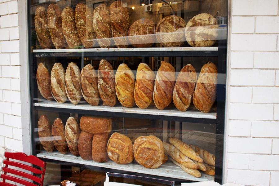vitrine de loja com pães enfileirados - Assaí Atacadista - limpeza de vitrines