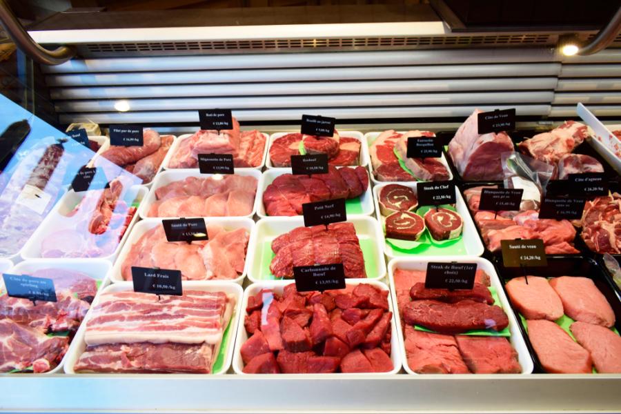 vitrine de um açougue com várias carnes cortadas organizadas - Assaí Atacadista - cortes de carne
