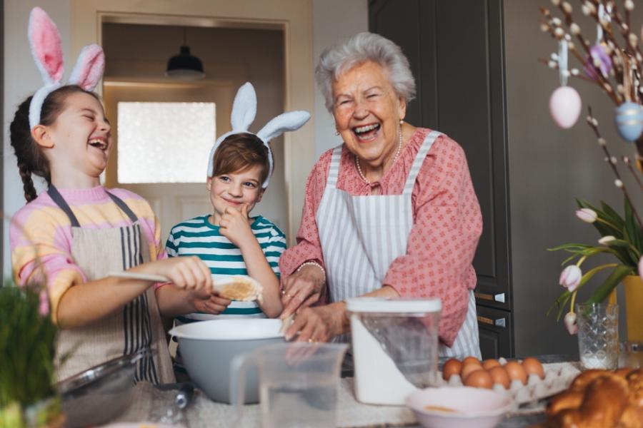 Vó idosa com netos crianças com orelhas de coelho felizes cozinhando - páscoa fit - assaí atacadista