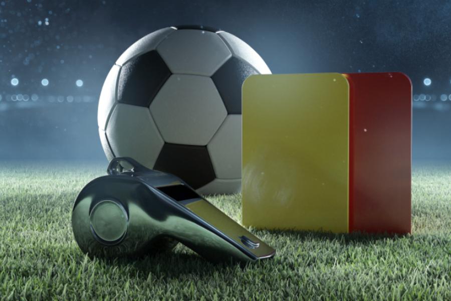 bola de futebol, cartão amarelo e vermelho, apito - regras do Futebol - Assaí Atacadista patrocinador