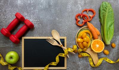 alimentos em uma superficie com pesos de academia uma fita e quadro negro - receitas para esportistas - Assaí Atacadista