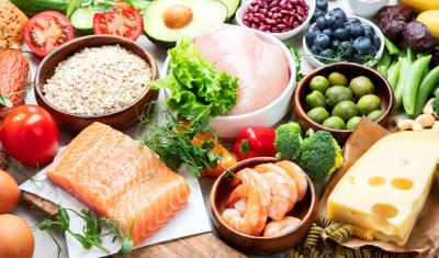 alimentos frescos diversos em uma mesa - prato saudável - Assaí Atacadista