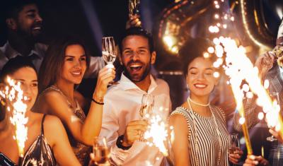 amigos diversos de social em uma festa de ano novo com fogos de artificio - assaí atacadista
