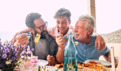 avô, pai e filho almoçando - dia dos pais - assaí atacadista