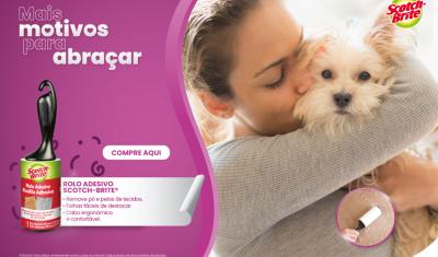 banner Rolo Adesivo Scotch-Brite com o produto e uma mulher branca abraçando um cachorro branco - Assaí Atacadista