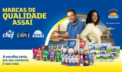 banner com as embalagens do produtos das marcas próprias do Assaí Atacadista com texto logo e duas pessoas