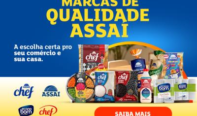 banner com as embalagens do produtos das marcas próprias do Assaí Atacadista com texto logo e duas pessoas