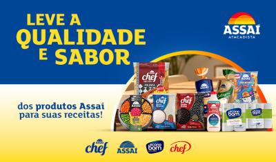 banner com as embalagens do produtos das marcas próprias do Assaí Atacadista com texto logo e duas pessoas