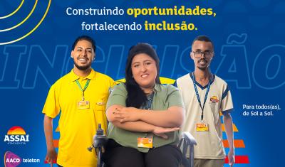 banner da campanha de AACD Teleton 2025 mostrando pessoas com deficiência que trabalham no Assaí Atacadista em um fundo azul com uma frase