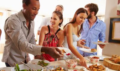 Festa-de-pessoas-como-calcular-bebida-e-comida-assai-atacadista