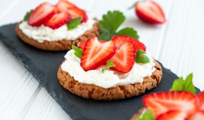 biscoitos com creme branco e morangos em cima - receitas com biscoitos - Assaí Atacadista