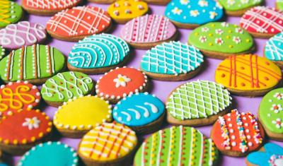 biscoitos com formato de ovo e decoração colorida - Assaí Atacadista - Imagem: Shutterstock