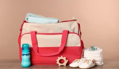 bolsa para bebês vermelha com produtos em volta - Assaí Atacadista